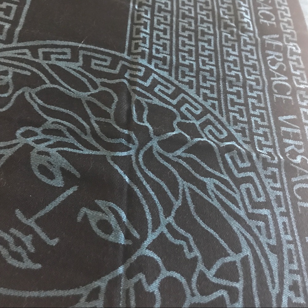 VERSACE Lambs Wool Medusa Blanket Scarf - Picture 2 of 4